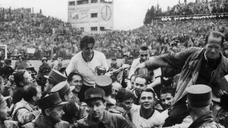 Fritz Walter, com a Jules Rimet nas m&atilde;os