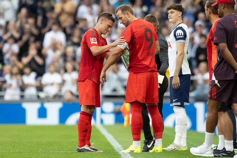 Kimmich passa a bra&ccedil;adeira de capit&atilde;o para Kane. (