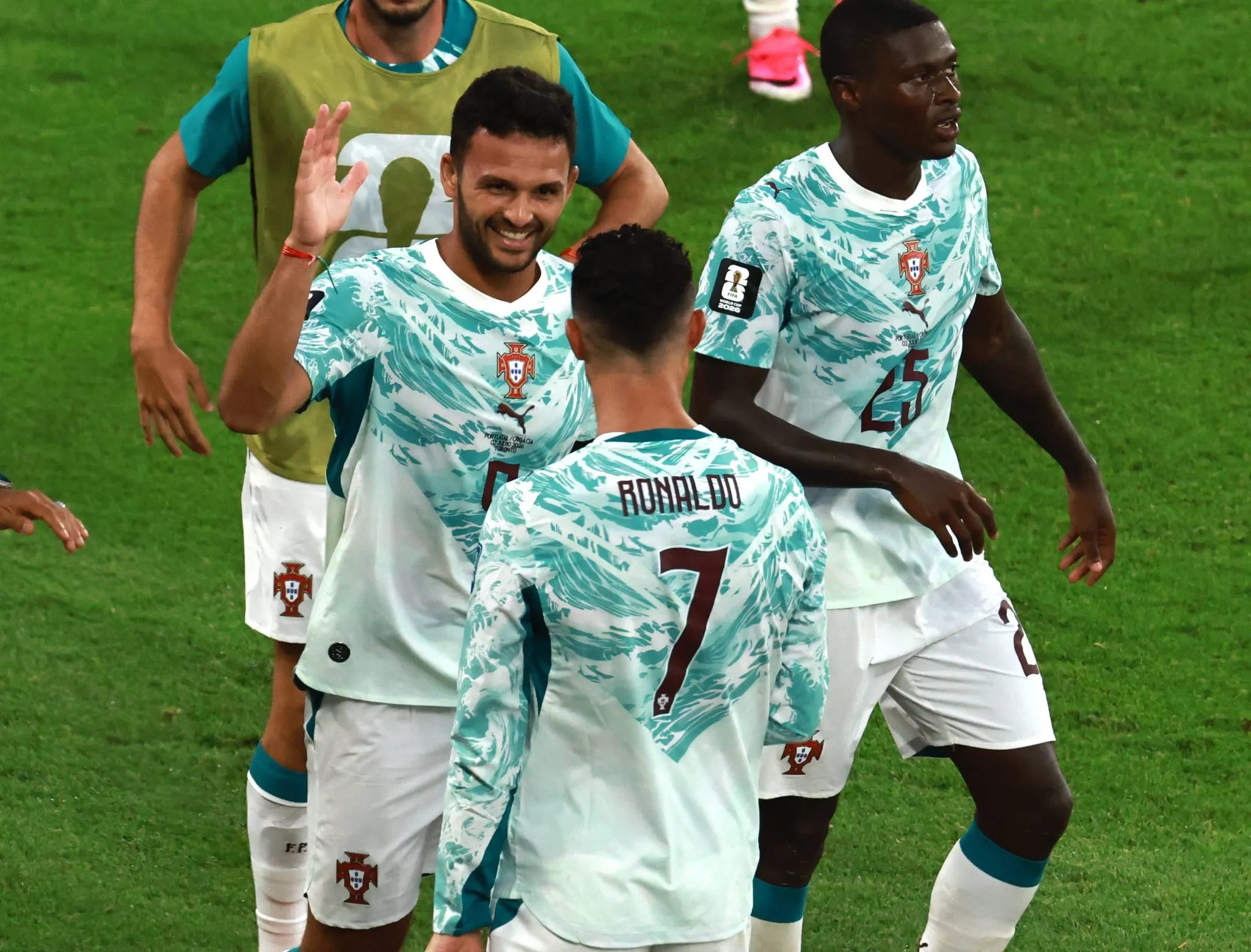 Gon&ccedil;alo Ramos cumprimenta Cristiano Ronaldo ap&oacute;s marcar gol heroico