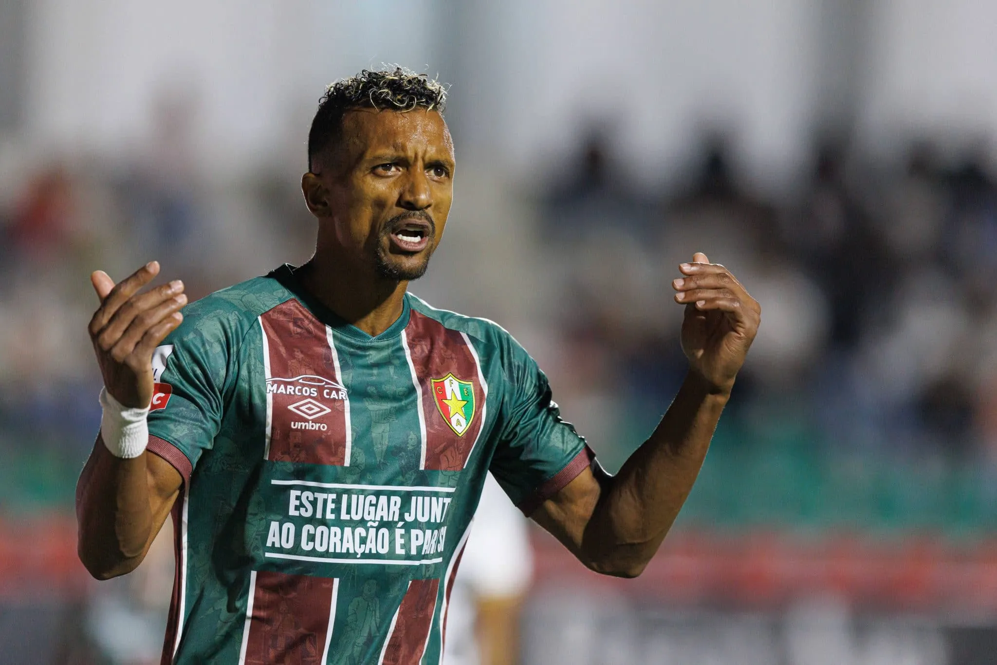 Nani &eacute; acusado de roubar camisa de torcedor que foi pedir aut&oacute;grafo; entenda pol&ecirc;mica
