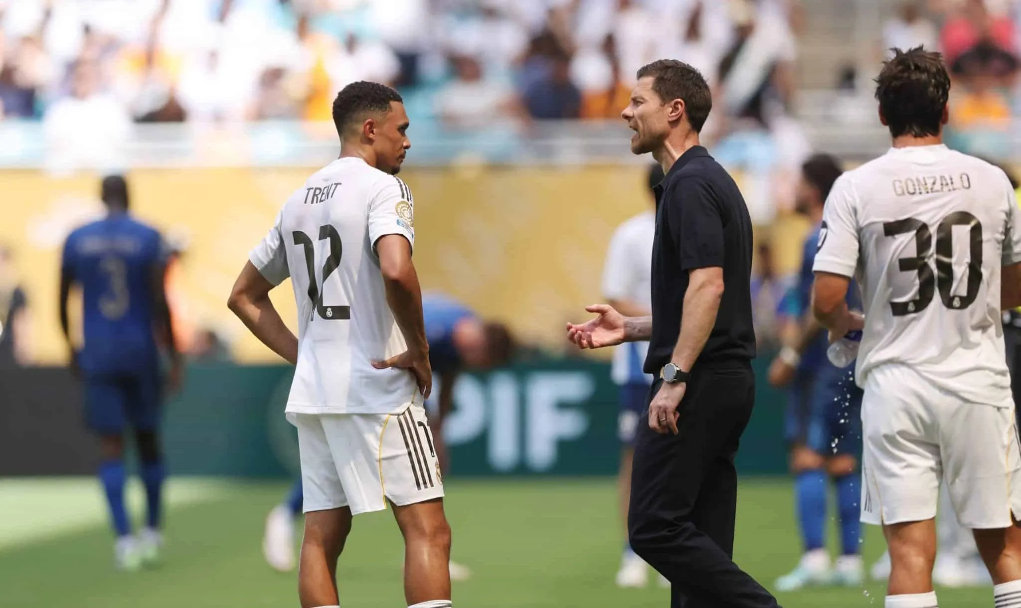Arnold &eacute; sincero sobre mudan&ccedil;a de posi&ccedil;&atilde;o e se impressiona com Xabi: &lsquo;Poderia jogar se quisesse&rsquo;
