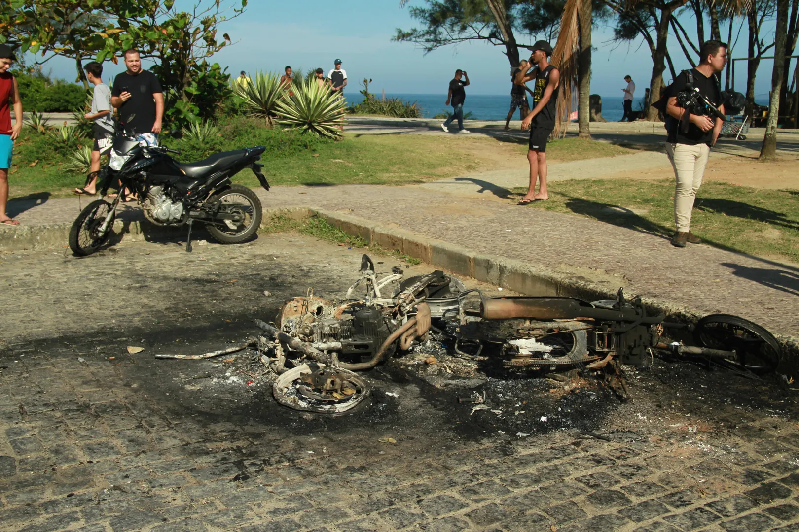 Tr&ecirc;s motos foram queimados por torcedores do Pe&ntilde;arol (Foto: Imago)