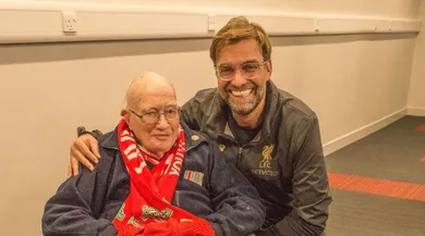 Em Anfield, o Liverpool ofereceu o mais feliz dos 104 anivers&aacute;rios deste torcedor fan&aacute;tico