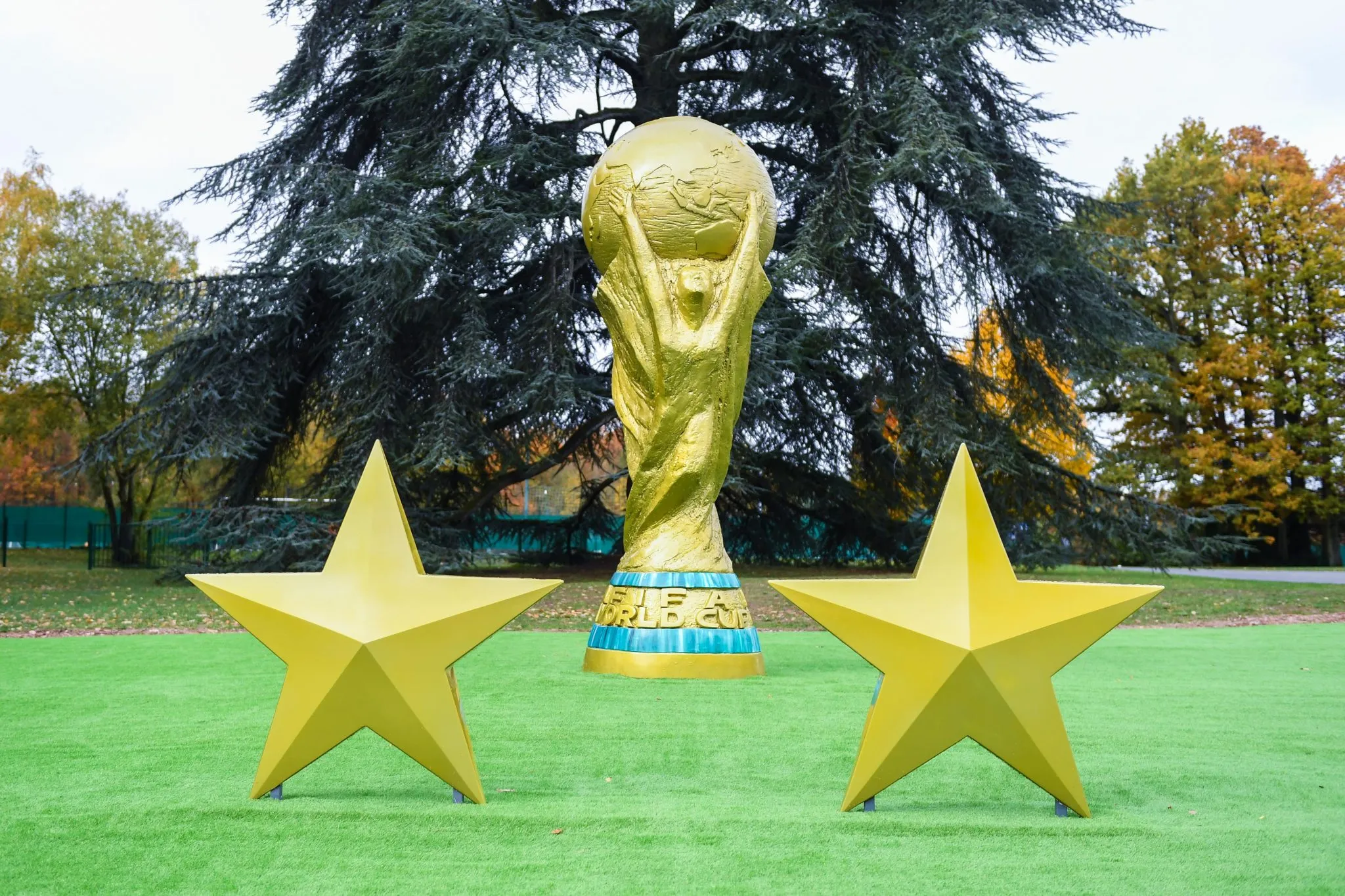 Monumento em homenagem ao bimundial da Fran&ccedil;a em Clairefontaine (Foto: Anthony Dibon/Icon Sport)
