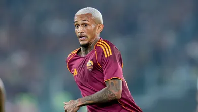 Wesley joga at&eacute; fora de fun&ccedil;&atilde;o na Roma, chama aten&ccedil;&atilde;o e desbanca ex-Liverpool