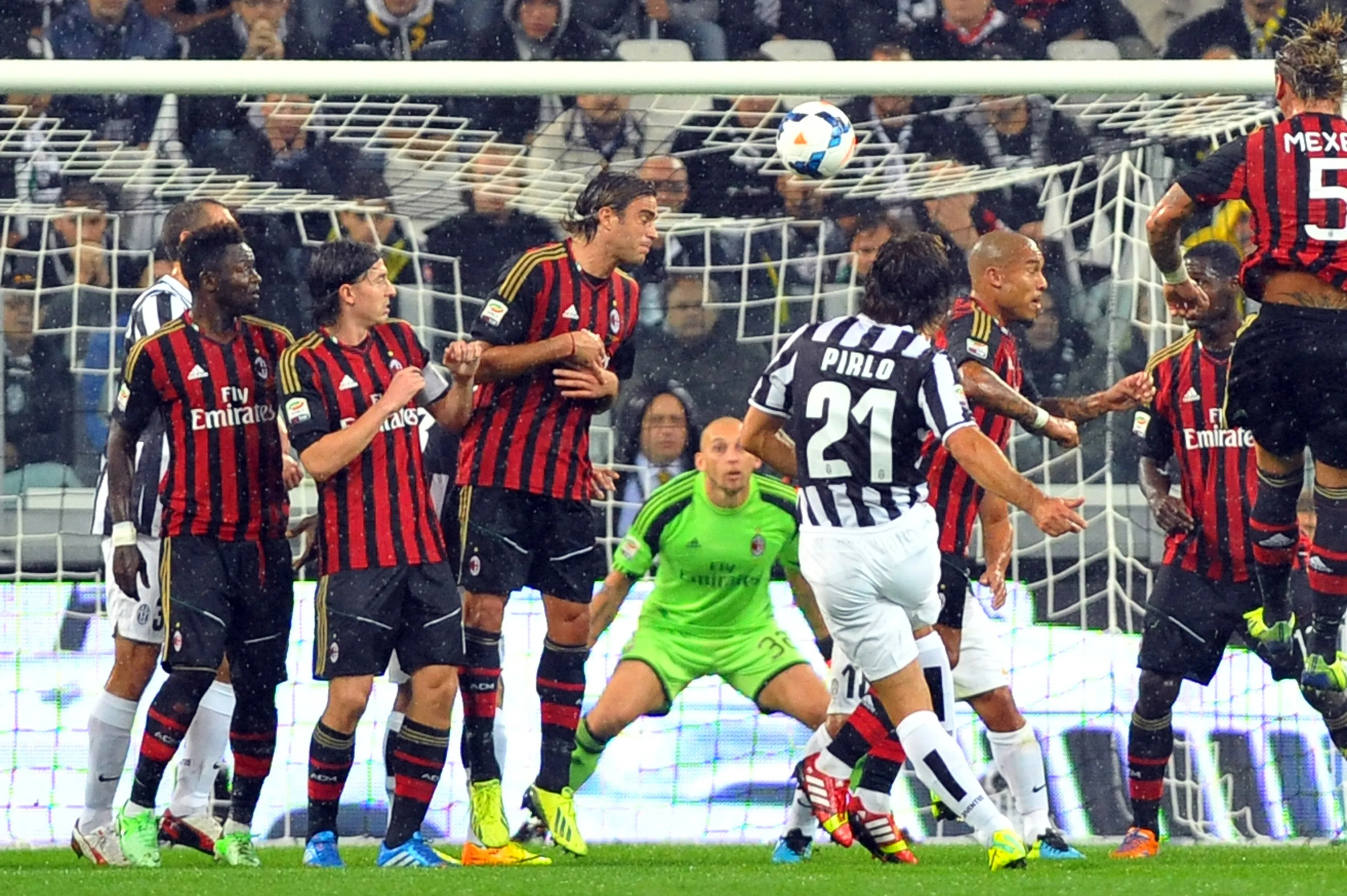 Pirlo, da Juventus, marca um gola&ccedil;o de falta contra o Milan (AP Photo/Massimo Pinca)