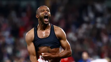 El Kaabi faz o imposs&iacute;vel e Olympiacos &eacute; campe&atilde;o da Conference League