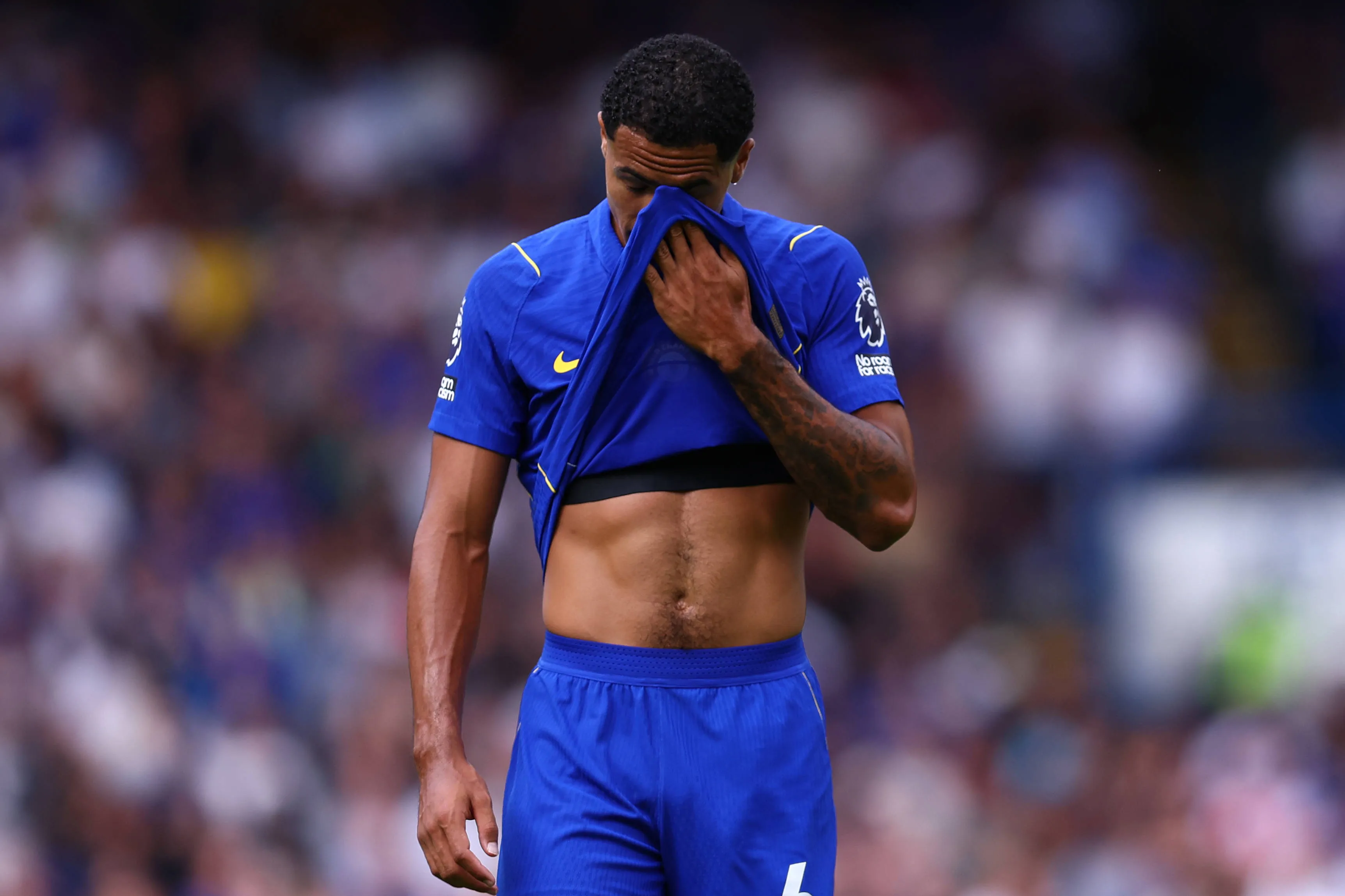 Levi Colwill leva camisa ao rosto durante jogo do Chelsea