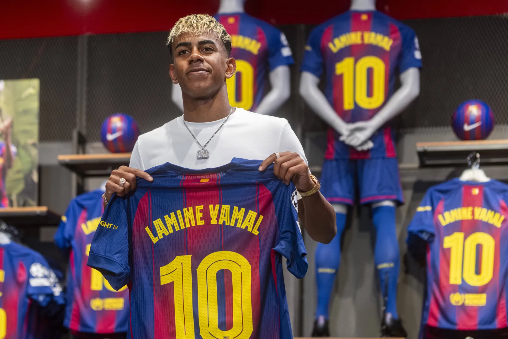 Lamine Yamal com camisa 10 do Barcelona Foto: (Imago)
