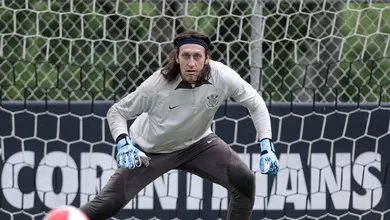 Mesmo lesionado, C&aacute;ssio n&atilde;o &lsquo;larga o osso&rsquo; e d&uacute;vida sobre quem estar&aacute; no gol do Corinthians se mant&eacute;m
