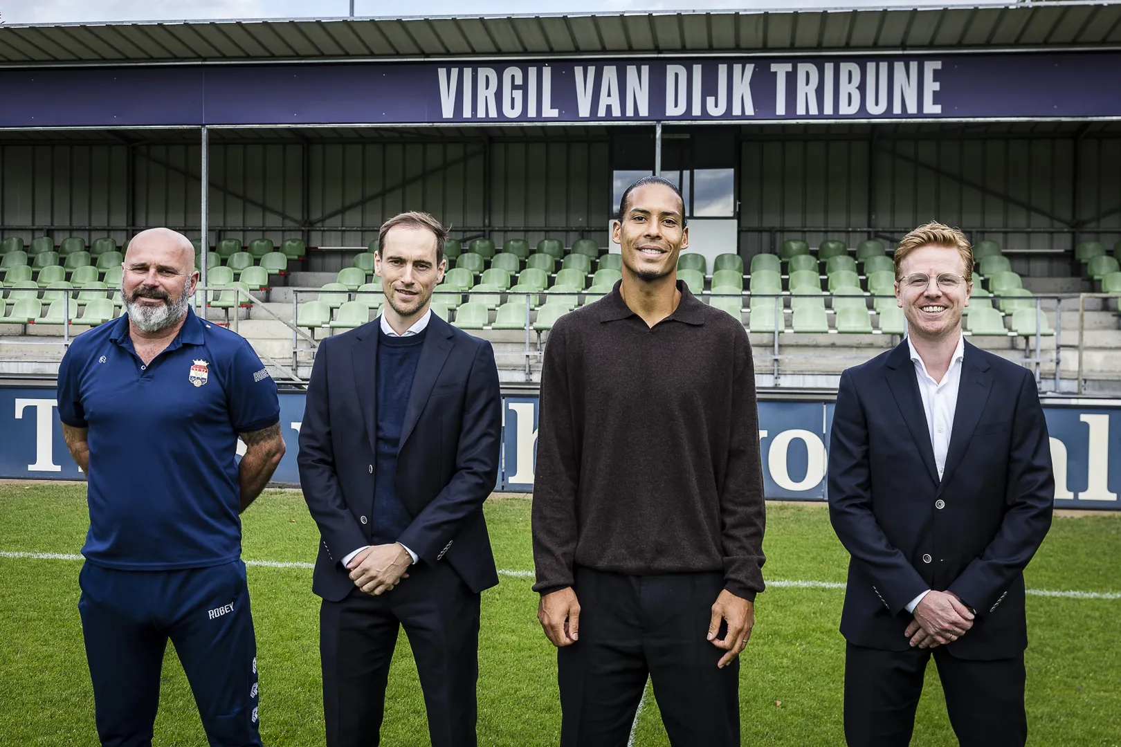 Virgil Van Dijk agora d&aacute; nome &agrave; arquibancada principal do Sportpark Prinsenhoeve, est&aacute;dio da base do Willem II (Foto: Divulga&ccedil;&atilde;o/Willem II)