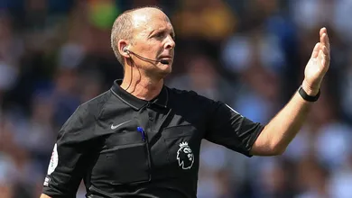 Ex-&aacute;rbitro da Premier League revela desafios secretos durante jogos e causa revolta na Inglaterra
