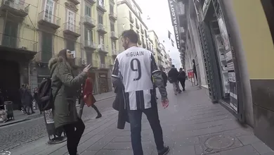O que acontece quando um torcedor da Juve sai por N&aacute;poles com a camisa de Higua&iacute;n