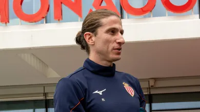 Como Filipe Lu&iacute;s &lsquo;soube sofrer&rsquo; e viu filosofia superar teste de fogo contra o Liverpool