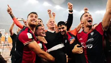 Ranieri foi &agrave;s l&aacute;grimas depois de levar o Cagliari de volta &agrave; Serie A nos playoffs