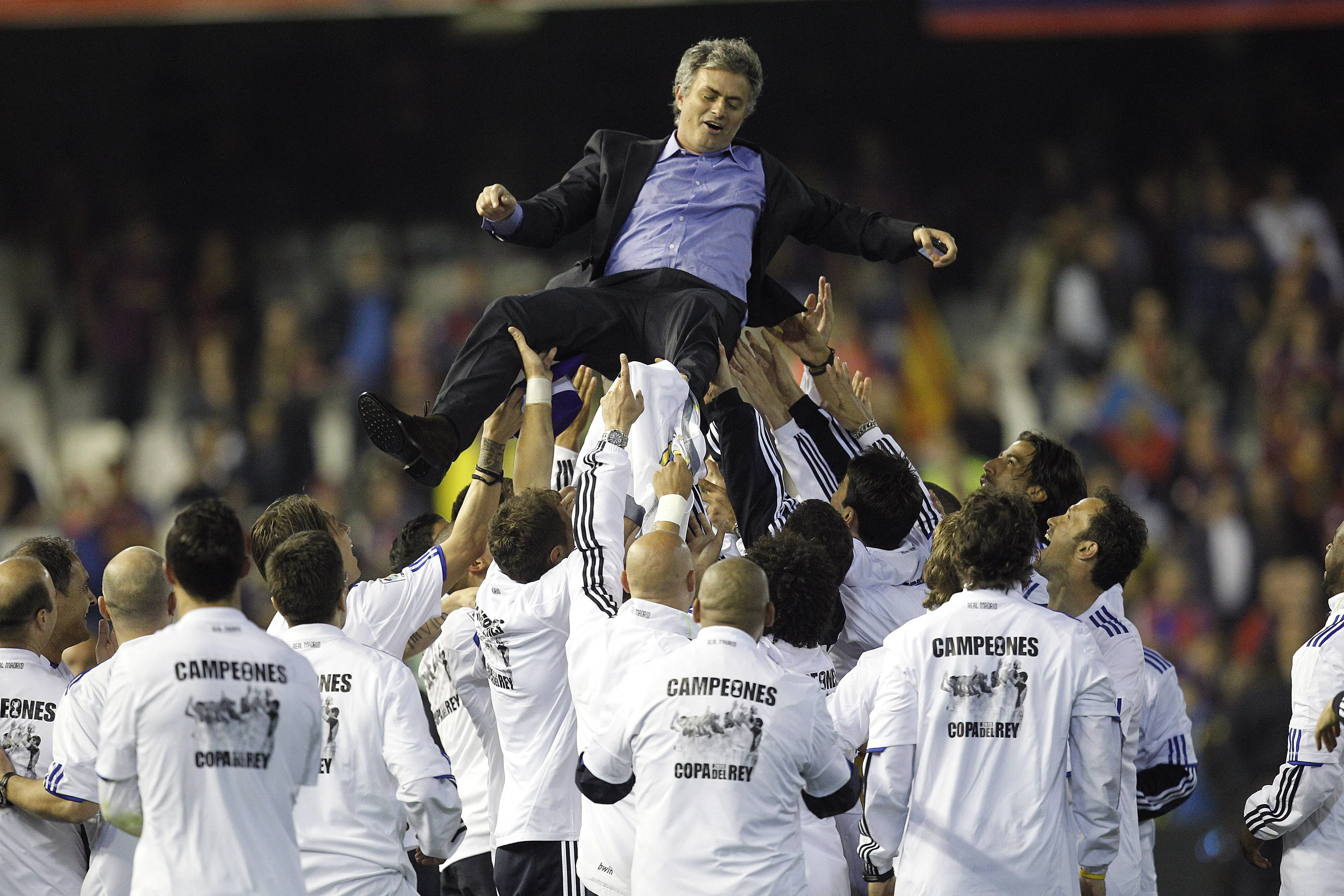 Jogadores do Real Madrid comemoram título da Copa do Rei 2010/11 com Mourinho (Foto: Imago/Alterphotos)