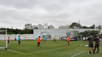 Gr&ecirc;mio retoma treinamentos no CT Joaquim Grava, do Corinthians
