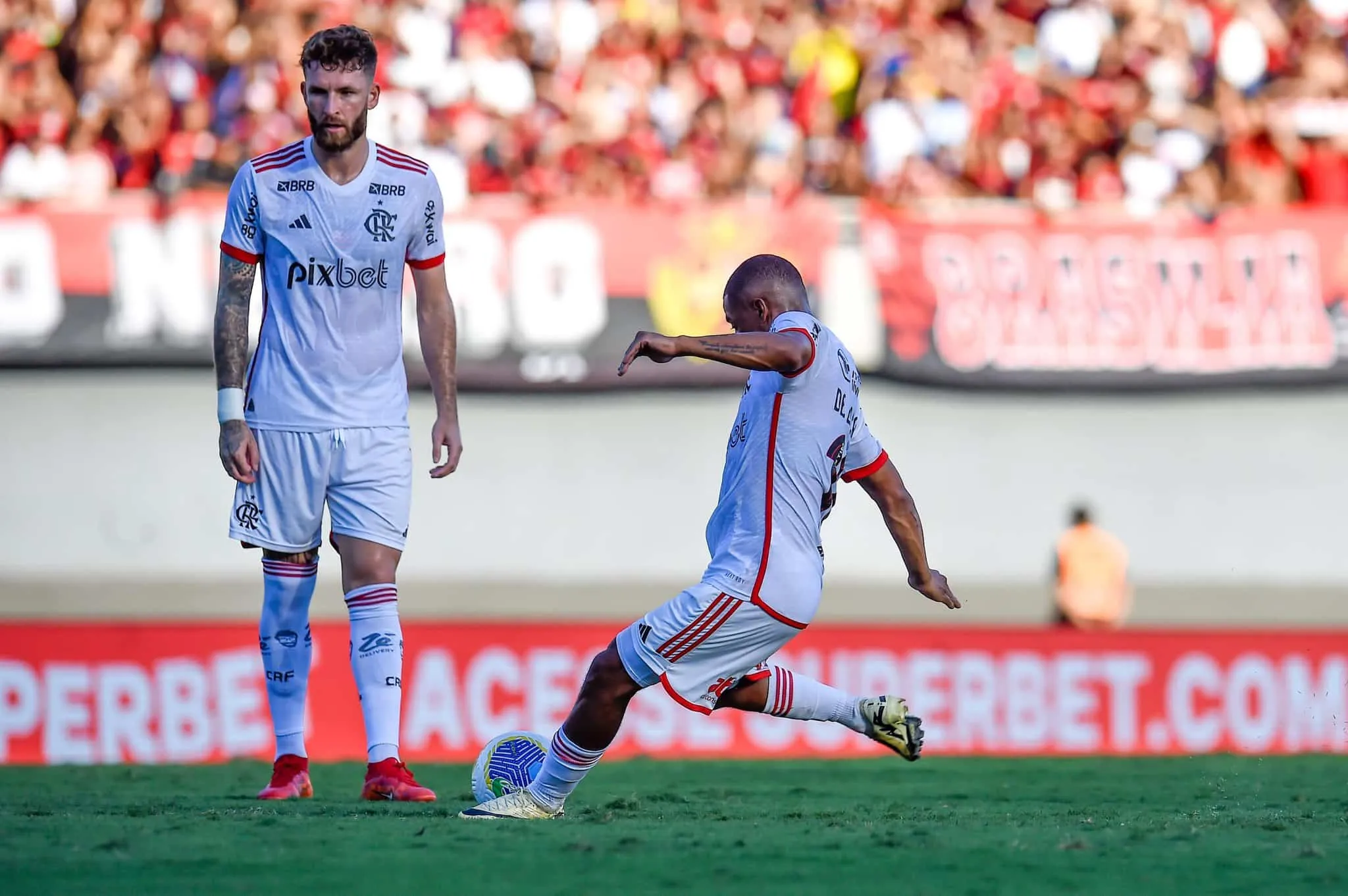 De La Cruz desencanta e pode se tornar o cobrador de faltas que o Flamengo precisa