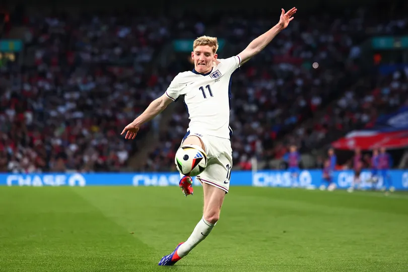 Liverpool monitora a situa&ccedil;&atilde;o do atacante Anthony Gordon do Newcastle