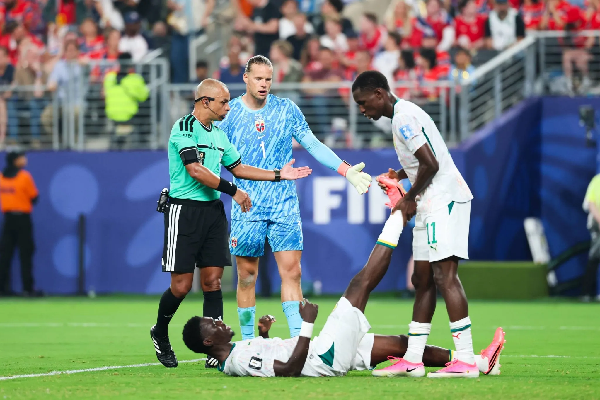 O &aacute;rbitro brasileiro Wilton Pereira Sampaio durante a partida entre Noruega x Senegal