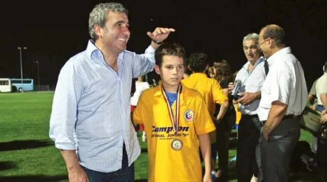 Filho de Hagi mostra que talento com a bola vem no DNA