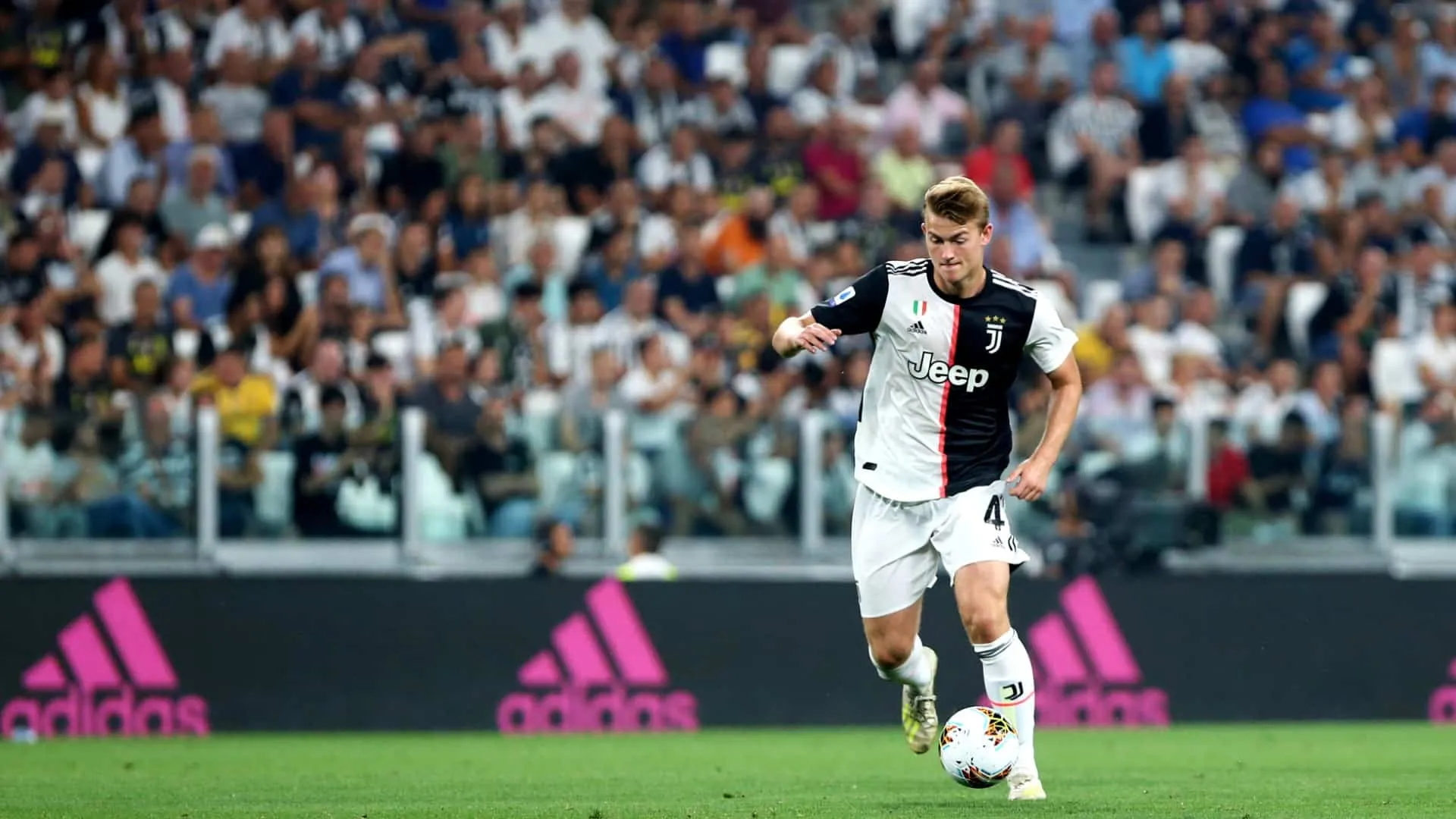 De Ligt revela deslumbramento em chegada &agrave; Juve: &ldquo;Eu parecia uma crian&ccedil;a em uma loja de doces&rdquo;