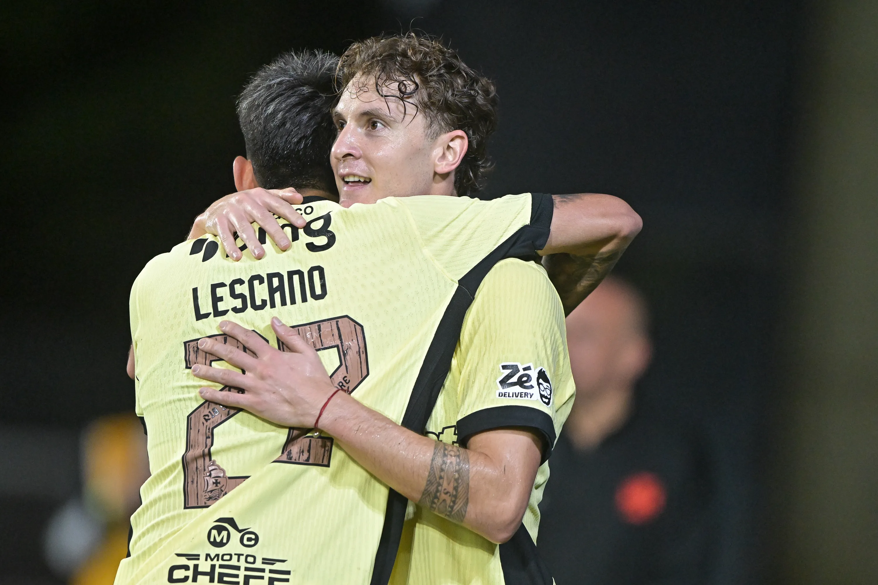 Lescano e Colidio celebram gol do Vasco 
