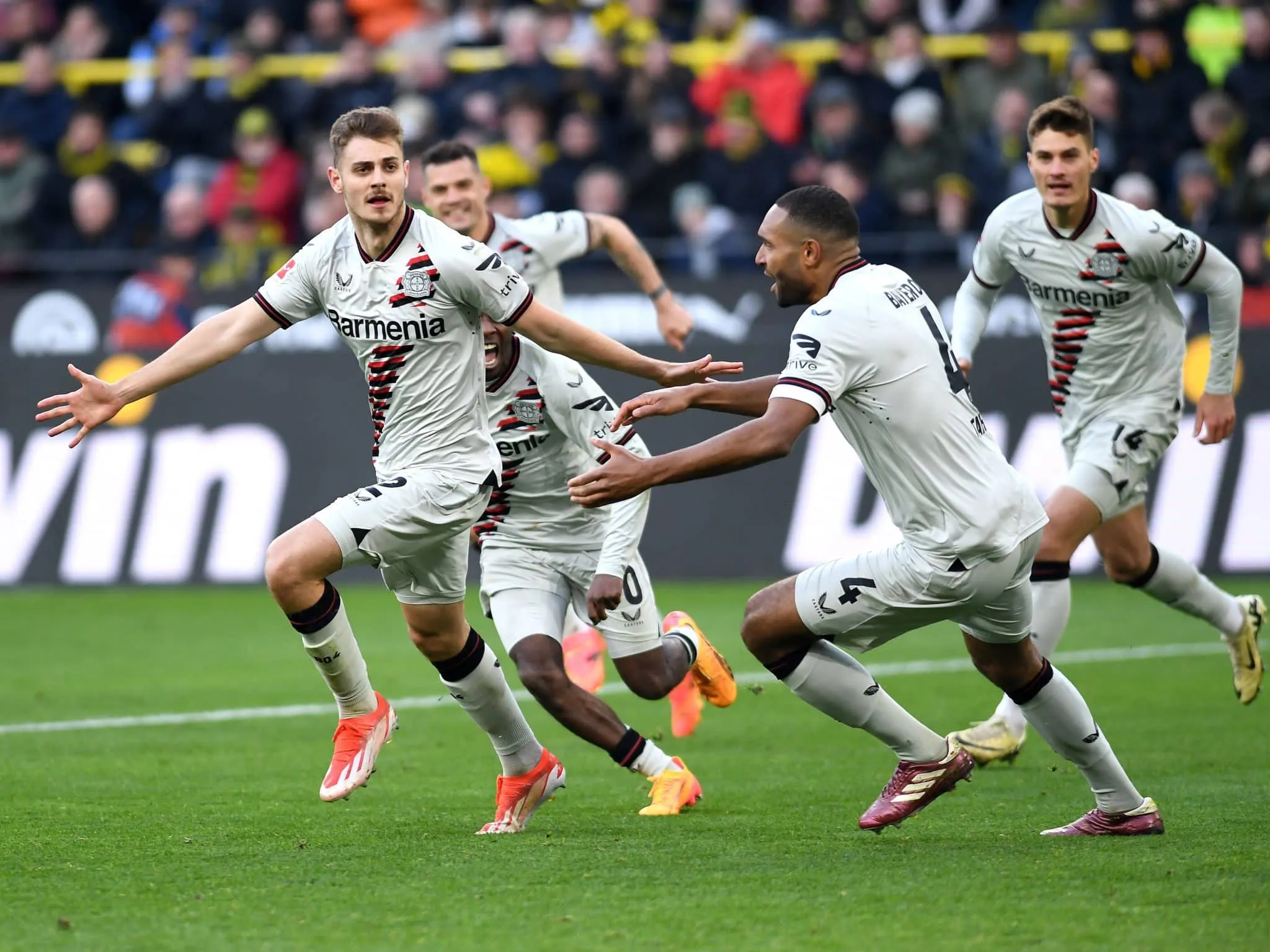Leverkusen faz novo milagre e mant&eacute;m invencibilidade intacta no apagar das luzes