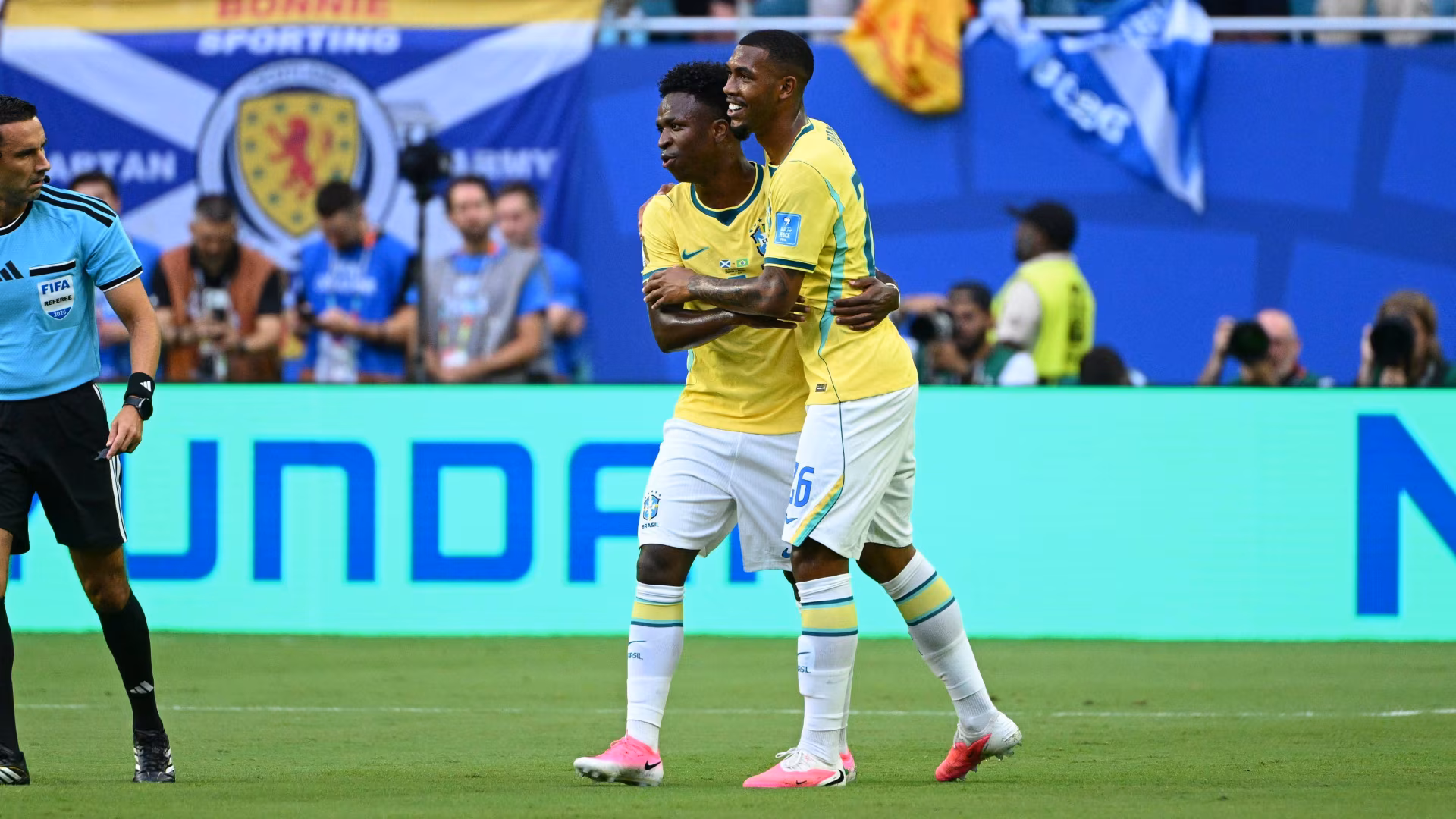 Vinicius Junior e Rayan, jogadores do Brasil, comemoram o primeiro gol (1-0) durante a partida entre Esc&oacute;cia e Brasil pelo Grupo da Copa do Mundo FIFA 2026, no Hard Rock Stadium, em Miami, nos Estados Unidos, em 25 de junho de 2026.