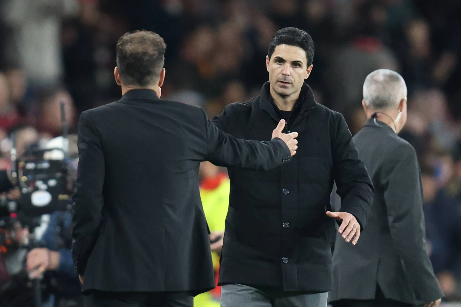 Mikel Arteta e Diego Simeone se cumprimentam