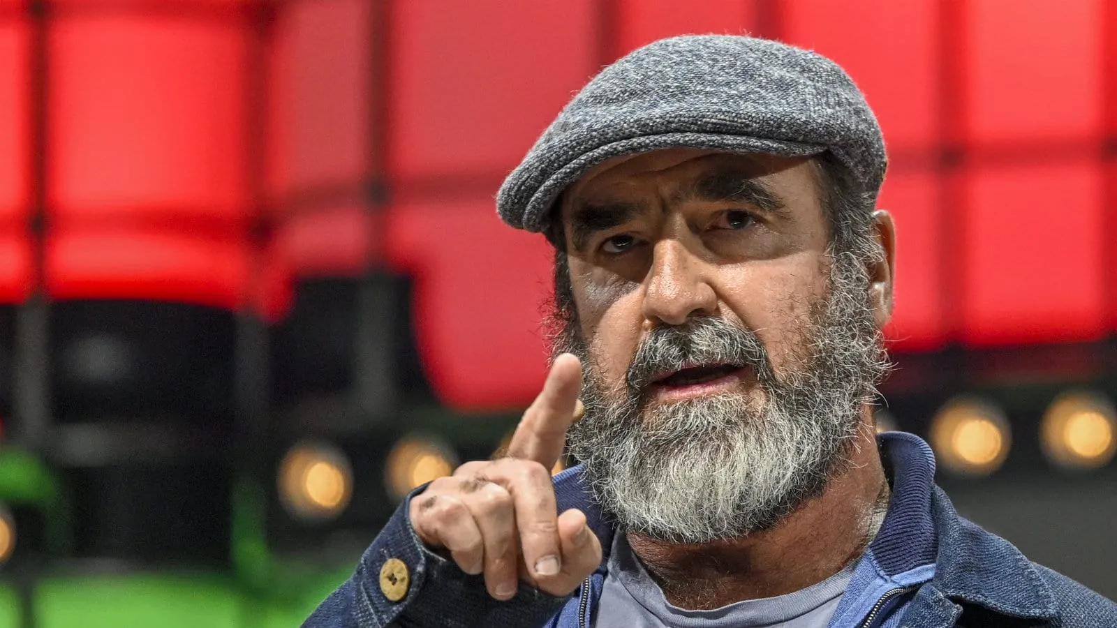 Cantona pede que jogadores usem sua plataforma para mudar a sociedade: &ldquo;Todos amam o futebol&rdquo;