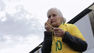[V&iacute;deo] Dona Ivone, a m&atilde;e de Tite, &eacute; simpatia pura e emo&ccedil;&atilde;o ao falar sobre o filho
