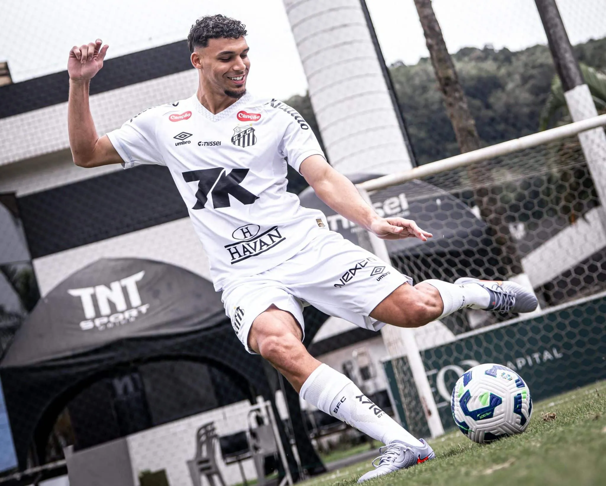 Victor Hugo &eacute; anunciado como novo meio-campista do Santos