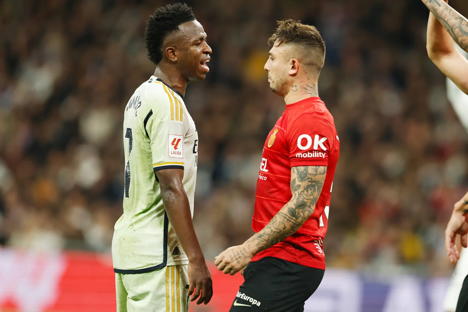 Vinicius Junior e Pablo Maffeo durante jogo entre Real Madrid e Mallorca