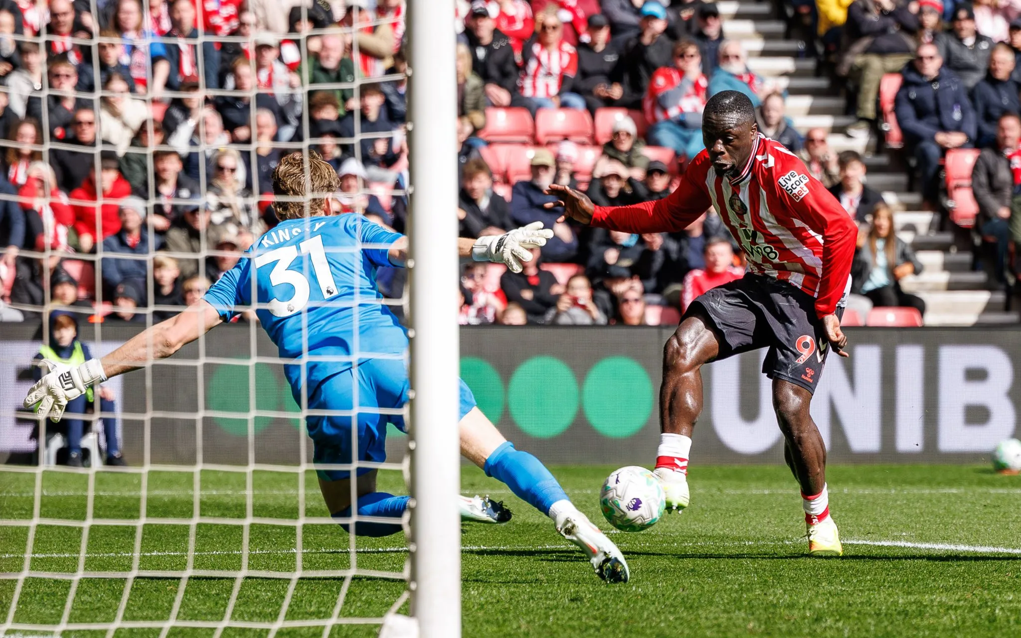 Kinsky, goleiro do Tottenham, em duelo com o Sunderland