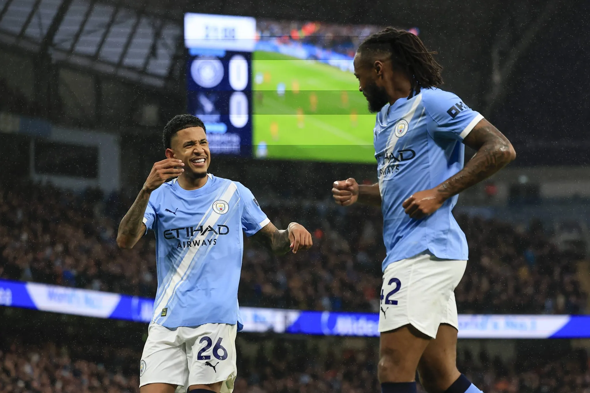 Semenyo e Savinho celebram gol do City 