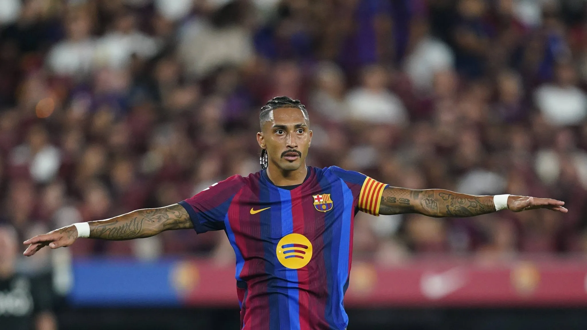 Flick: &lsquo;&Eacute; por isso que Raphinha se tornou o principal capit&atilde;o do Barcelona&rsquo;