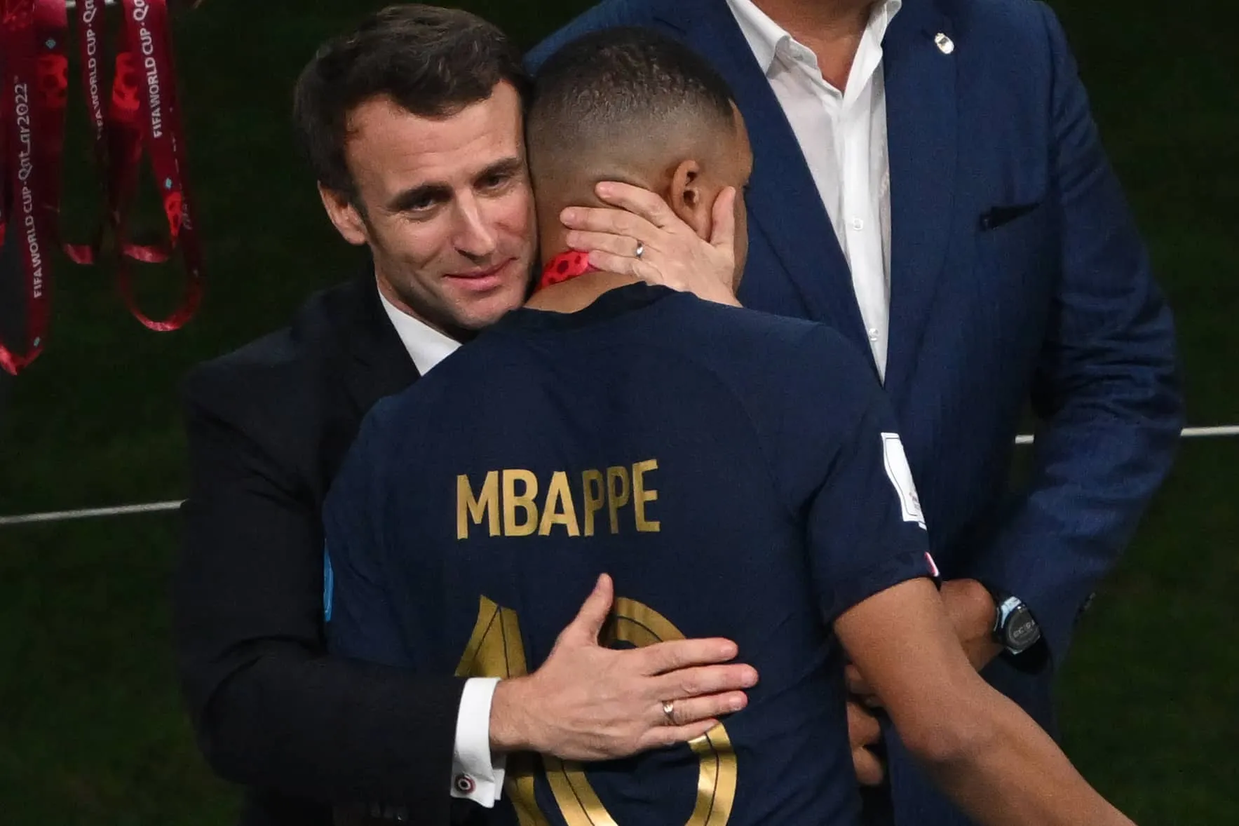 A misteriosa frase de Macron a Mbapp&eacute;: craque vai virar problema diplom&aacute;tico?