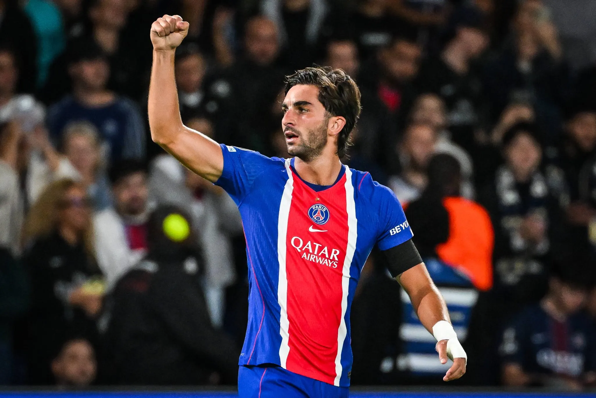 Ferran Torres conduz PSG com hat-trick e dose de sorte em amasso na Champions