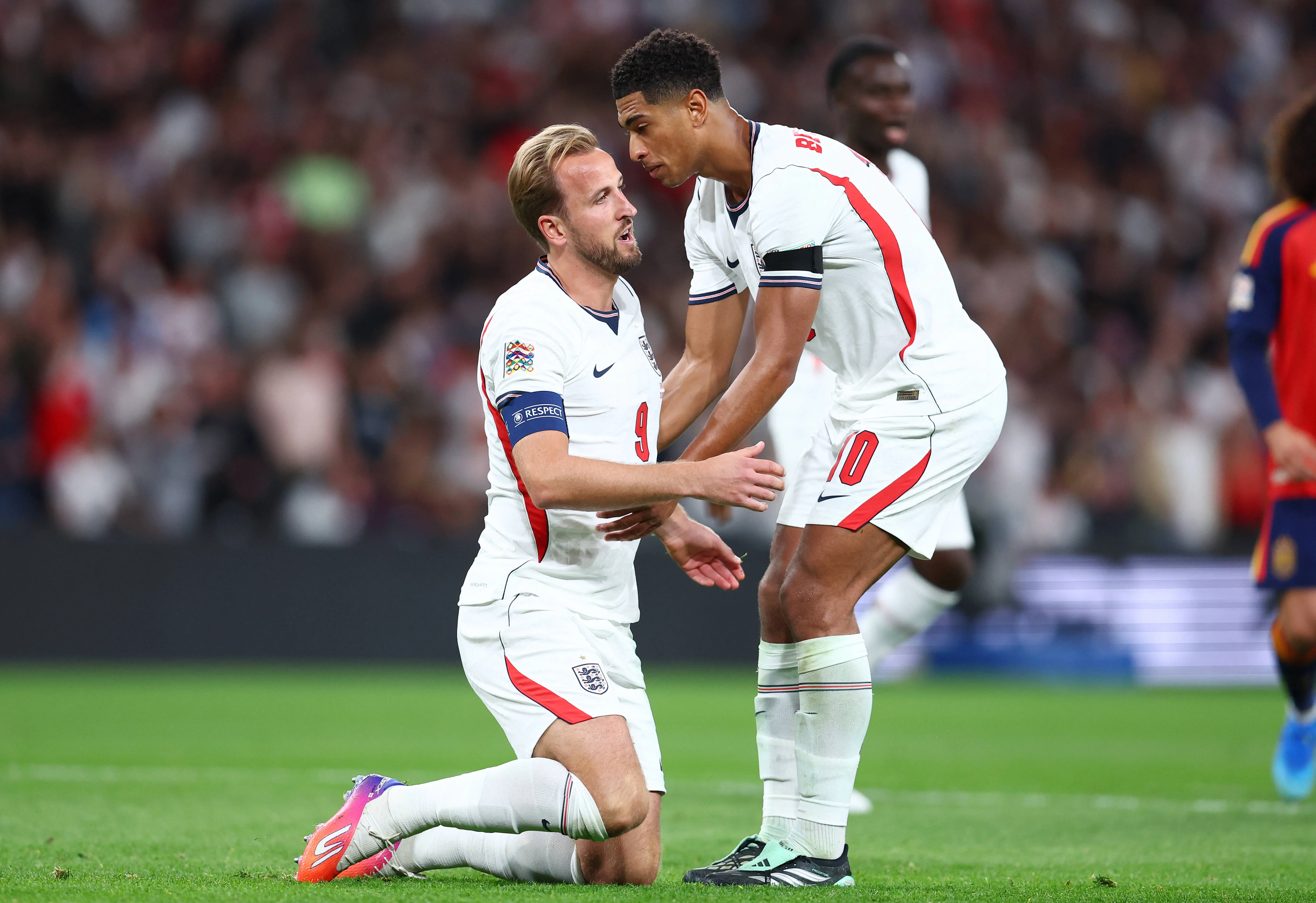 Kane &eacute; consolado por Bellingham ap&oacute;s perder p&ecirc;nalti