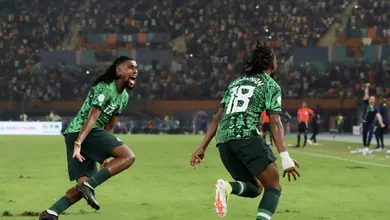 Em noite inspirada de atacante da Atalanta, Nig&eacute;ria vence cl&aacute;ssico diante de Camar&otilde;es e vai &agrave;s quartas da CAN