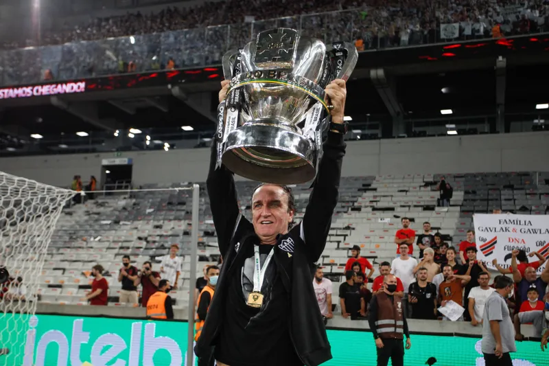Cuca ergue a ta&ccedil;a da Copa do Brasil