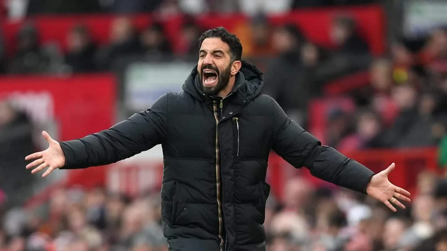 Mas j&aacute;? R&uacute;ben Amorim tem ataque de f&uacute;ria e quebra TV no vesti&aacute;rio do Manchester United