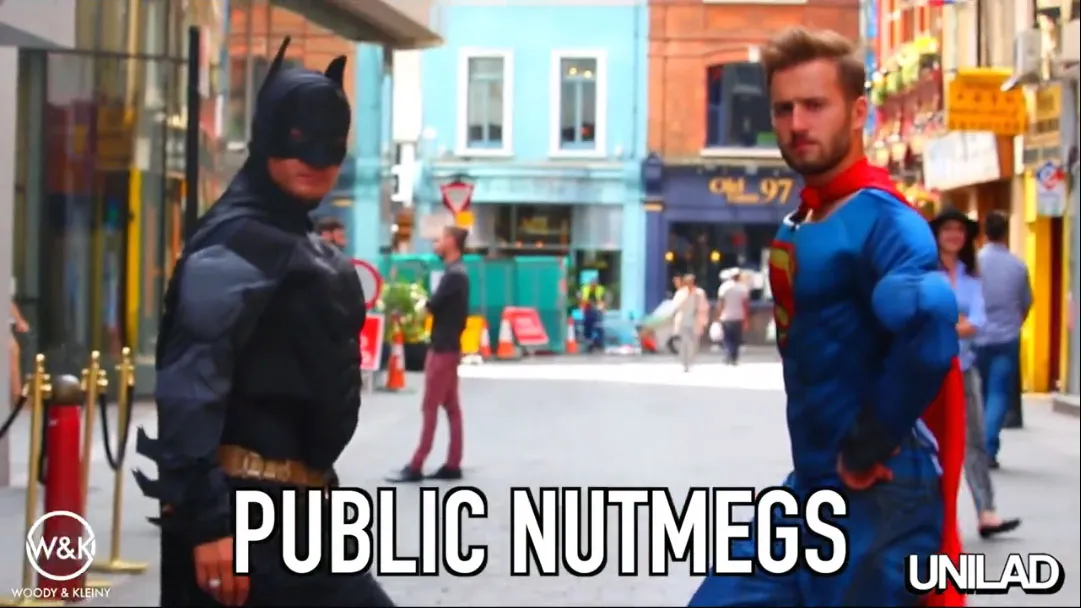 [V&iacute;deo] O Batman vs. Superman que interessa: a disputa de canetas na rua