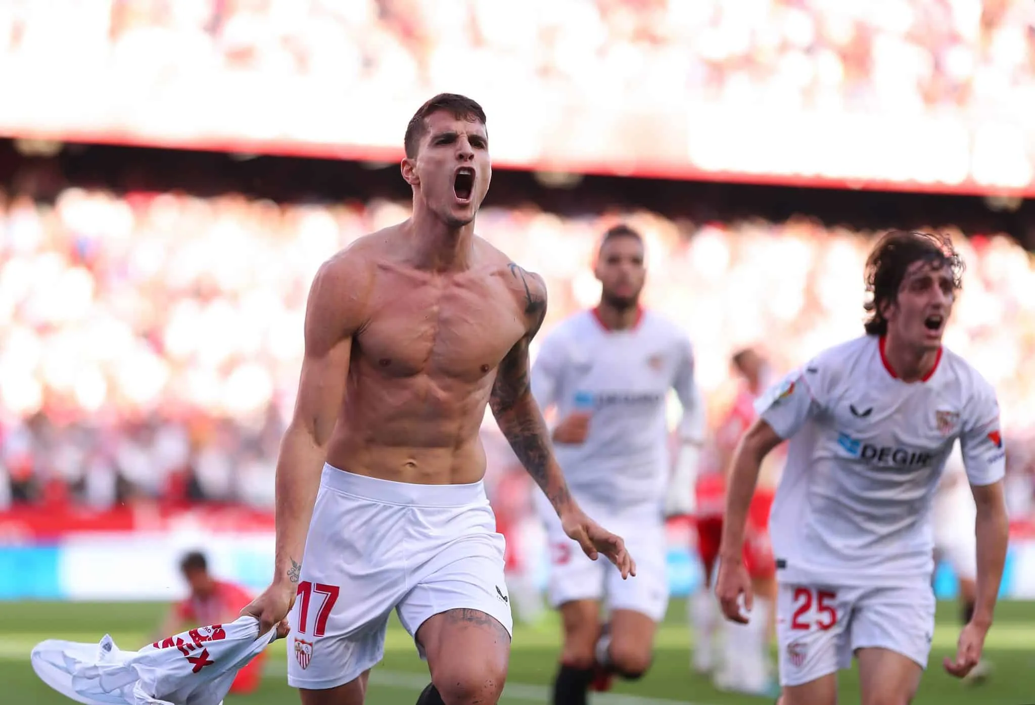Dmitrovic operou milagres e o Sevilla arrancou uma virada vital contra o Almer&iacute;a, para sair do Z-3