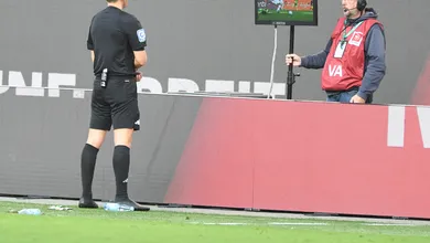 Ap&oacute;s erro grotesco, &aacute;rbitro se desculpa e pede mudan&ccedil;a no VAR da Bundesliga