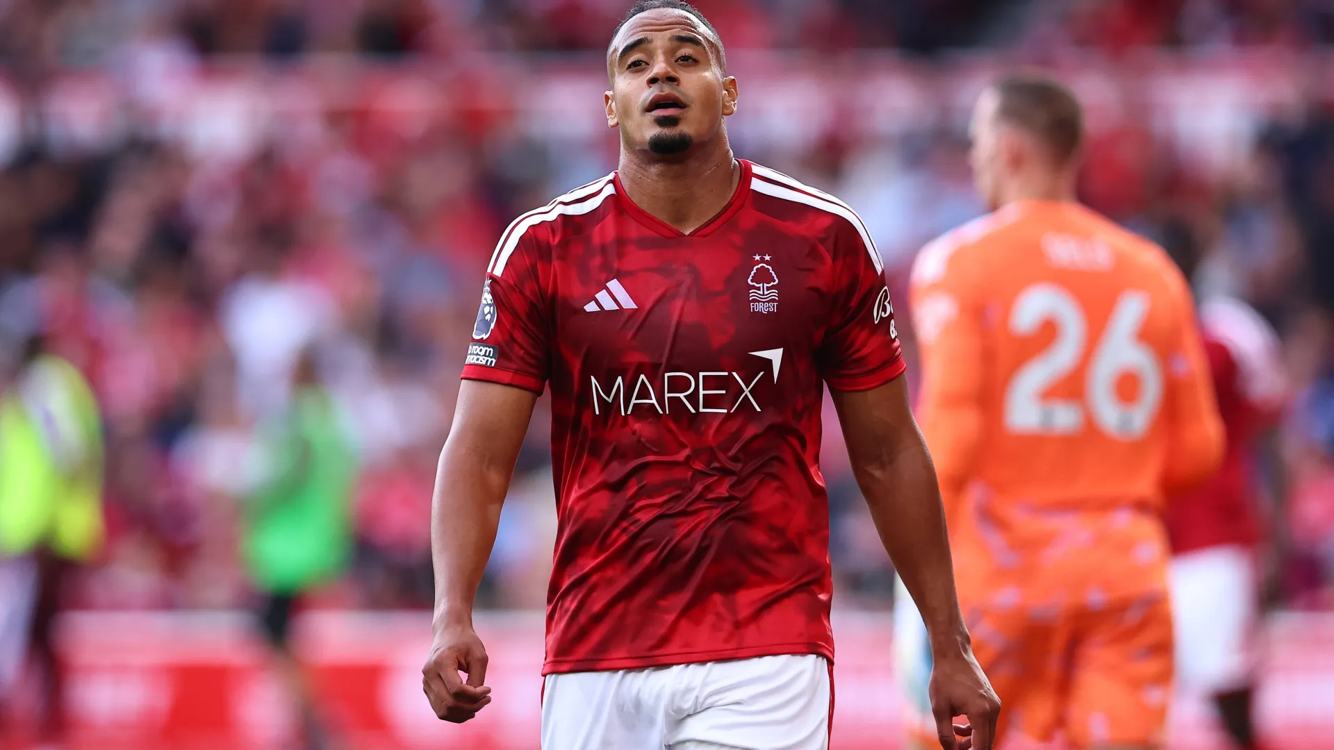 Murillo, zagueiro do Nottingham Forest, abatido durante a partida da Premier League entre Nottingham Forest e Coventry City, no City Ground, em West Bridgford, na Inglaterra, em 19 de setembro de 2026.