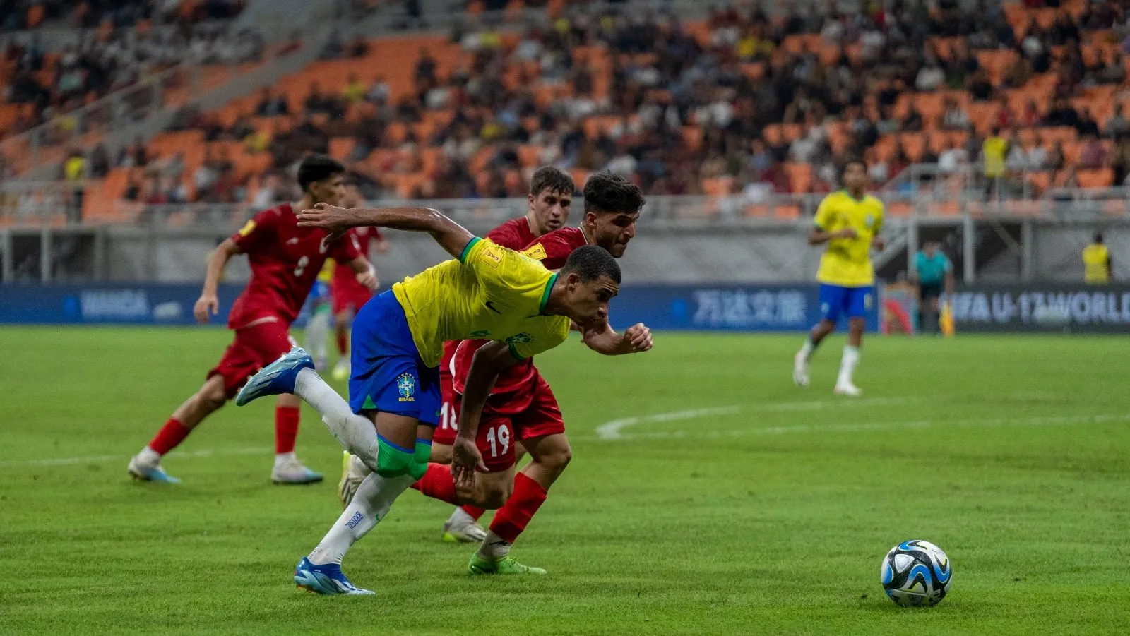 Brasil abre 2 a 0, d&aacute; pane, toma virada e estreia com vexame e derrota para o Ir&atilde; no Mundial Sub-17