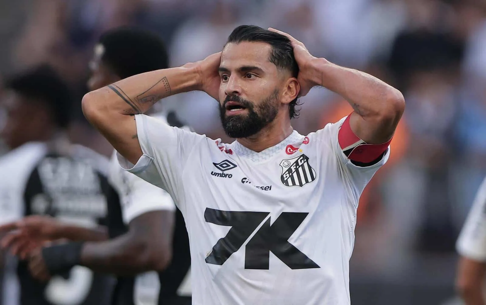 Vacilos ofensivos em cl&aacute;ssico levam o Santos &agrave; sexta derrota no Brasileir&atilde;o