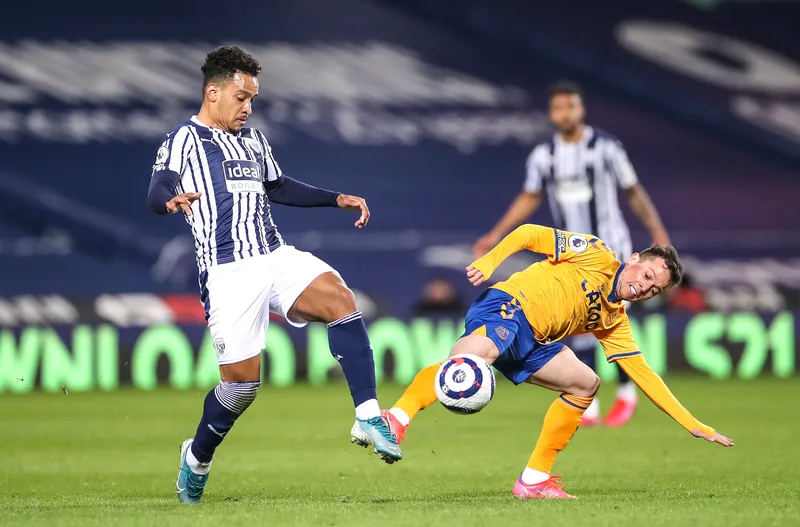Matheus Pereira e Bernard em duelo na Premier League